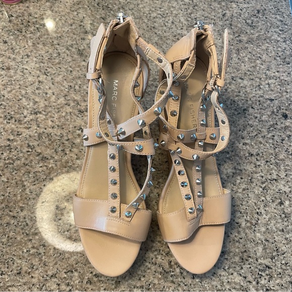 New Marc Fisher “Lorda” Spiked Wedges - Picture 5 of 6